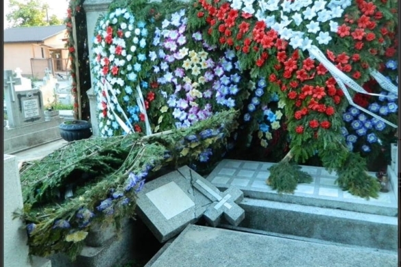 Sfidarea bunului simț continuă! Monumente funerare distruse la o înmormântare țigănească FOTO
