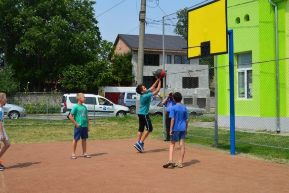 Locul de joacă pentru copii de pe strada Dunărea a fost modernizat! Vezi cât a costat FOTO