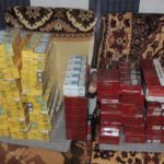 Mii-de-pachete-de-țigări-bani-și-telefoane-mobile-confiscate-de-polițiști-1