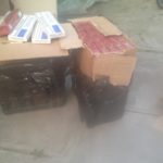 Mii-de-pachete-de-țigări-bani-și-telefoane-mobile-confiscate-de-polițiști-2
