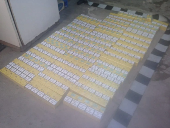 Mii de pachete de țigări bani și telefoane mobile confiscate de polițiști 3 jpg Mii de pachete de țigări bani și telefoane mobile confiscate de polițiști 3 jpg