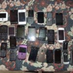 Mii-de-pachete-de-țigări-bani-și-telefoane-mobile-confiscate-de-polițiști-4