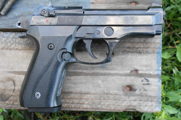 Pistolar fără ”voie”! Tânăr de 18 ani din Variaș, depistat de polițiști cu un pistol deținut ILEGAL
