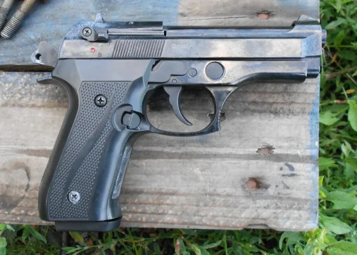 Pistolar fără ”voie”! Tânăr de 18 ani din Variaș, depistat de polițiști cu un pistol deținut ILEGAL Polițiștii din Timiș au descins la TRAFICANȚII de arme.4 jpg