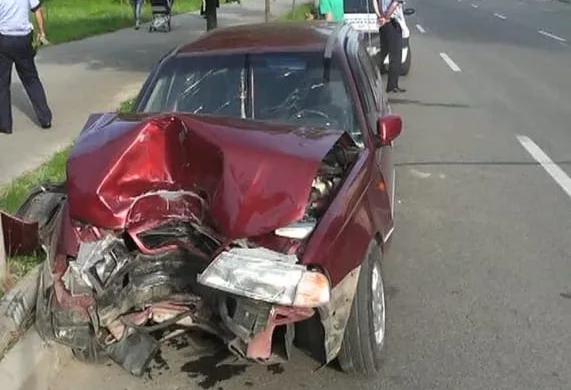 Cu permisul SUSPENDAT, a provocat un accident și apoi a fugit de la fața locului, la Ictar Budinț
