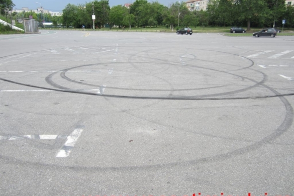 Drifturi, liniuțe și cerculețe printre blocuri! Da’-n parcare la stadionul Dan Păltinișanu când veniți domnilor polițiști?