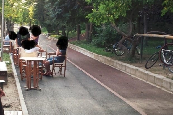BĂTAIE DE JOC! Abia dată în folosință, aleea pietonală e plină cu mese și scaune de la terasa D’Arc, la Timișoara FOTO