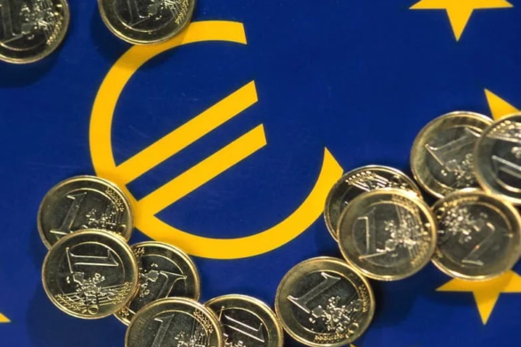 Euro a scăzut, ieri, cu un ban
