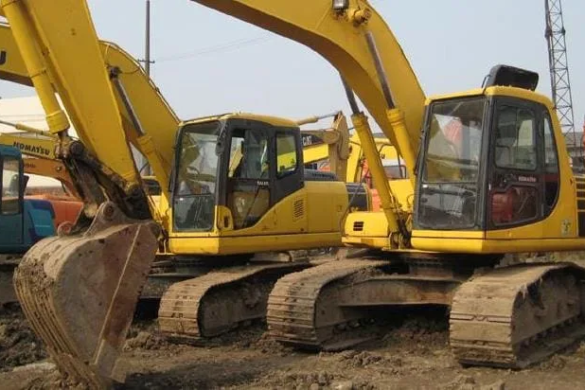 Cu permisul de conducere suspendat, un bărbat din Pădureni a fost oprit de polițiștii locali la volanul unui EXCAVATOR pe INTERZIS!