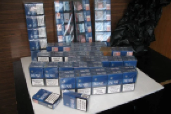 104 pachete cu țigări au fost descoperite de polițiști la un contrabandist care le vindea, pe stradă, la Lugoj