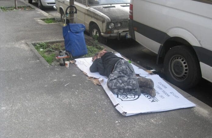 Poliția Locală face apel la timișoreni: Sesizați prezența boschetarilor, prin telefon! FOTO om al strazii1