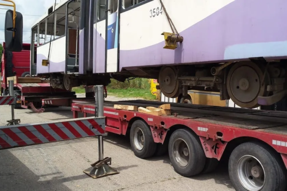 Primele DOUĂ tramvaie care vor fi REABILITATE au ajuns la „destinaţie”. Vezi de ce NU VOR FI reabilitate vagoanele FOTO+VIDEO