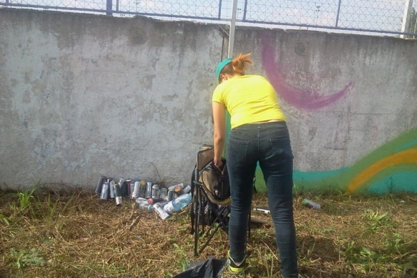 Desen SCUMP! O tânără din Oradea, prinsă de polițiști în timp ce făcea un graffiti pe garduri