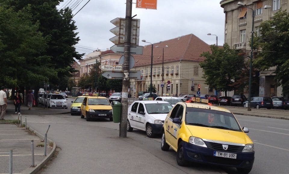 taxi-in-afara-parcarii-foto-stefan-sandu