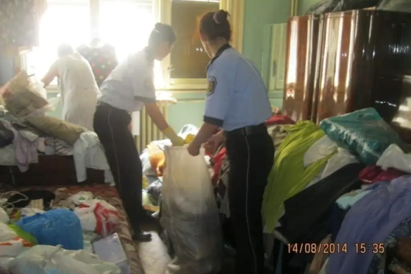 Polițiștii locali din Timișoara, nevoiți să FACĂ CURAT în casa unui bătrân care și-a umplut casa cu GUNOAIE! FOTO