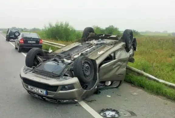 ACCIDENT spectaculos pe șoseaua de centură a Timișoarei! Neatenția unei șoferițe a trimis o Dacie cu roțile-n sus FOTO