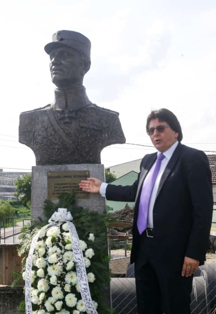 Nicolae Robu a depus o coroană de flori la bustul colonelului Virgil Economu, de Ziua Timișoarei FOTO/VIDEO