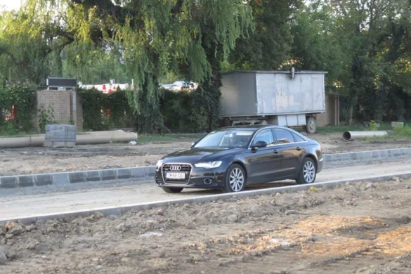Nesimțiții traficului de pe la noi, sau cine-i șmecher și curios dă buzna pe șantier!