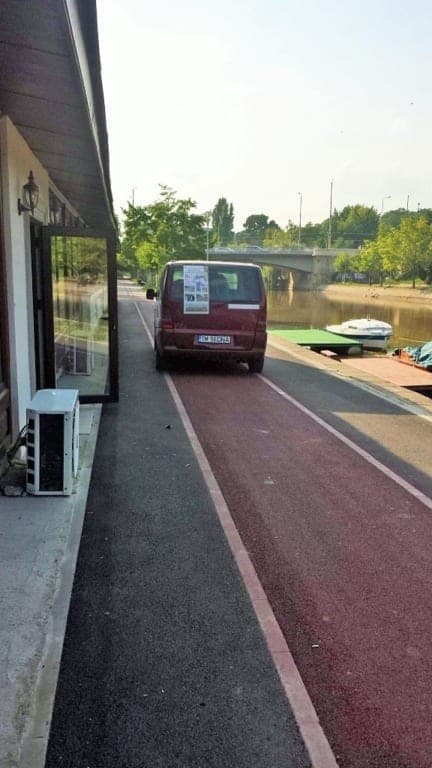 nesimtitul traficului de pe alei pietonale si pistele de biciclete2 nesimtitul traficului de pe alei pietonale si pistele de biciclete2