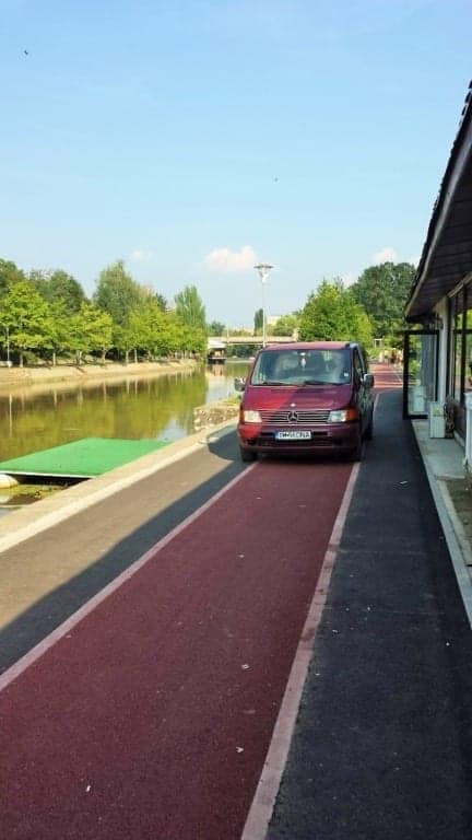nesimtitul traficului de pe alei pietonale si pistele de biciclete3 nesimtitul traficului de pe alei pietonale si pistele de biciclete3
