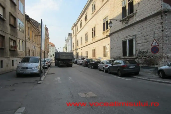 BĂTAIE DE JOC în Piața Unirii! Muncitorii umilesc șoferii nesemnalizând închiderea unei străzi aflate în lucru FOTO/VIDEO