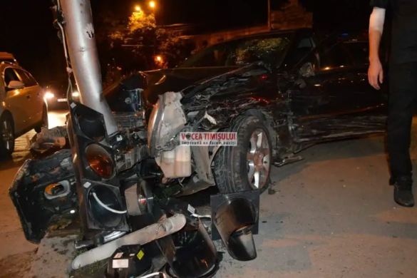 Accident spectaculos la ”Punctele Cardinale”. Două mașini Mercedes s-au ciocnit violent FOTO/VIDEO