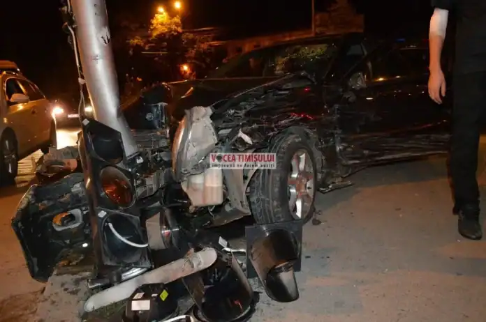 Accident spectaculos la ”Punctele Cardinale”. Două mașini Mercedes s-au ciocnit violent FOTO/VIDEO Accident spectaculos la ”Punctele Cardinale”.02 jpg