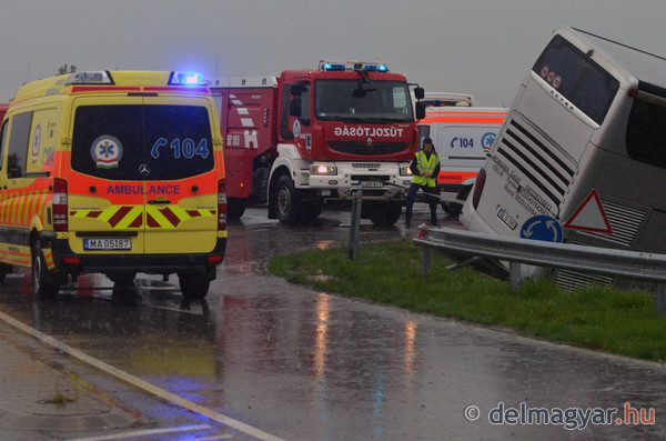 Autocar cu 28 de români RĂSTURNAT în Ungaria. 2 Autocar cu 28 de români RĂSTURNAT în Ungaria. 2