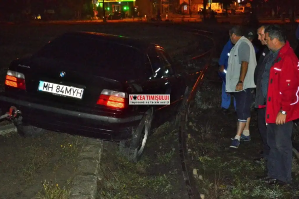 Șoferul unui BMW cu numere false a alimentat într-o benzinărie și apoi a fugit. Fiind urmărit, a sărit direct în sensul giratoriu de la AEM FOTO/VIDEO