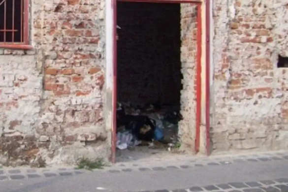 Peste 10.000 de lei amenzi pentru proprietarul unui imobil-groapă de gunoi, din zona Pieței Traian FOTO