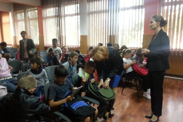 DRAMATIC 15 copii din Pişchia au început şcoala fără ghiozdane cu rechizite. Cum îi poţi ajuta