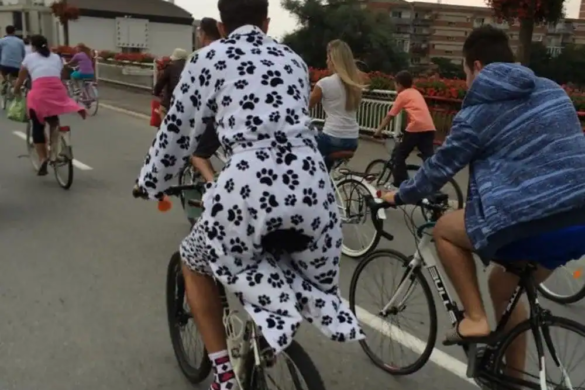 INEDIT! Lugojenii au pedalat în pijamale uitând total de inhibiţii FOTO