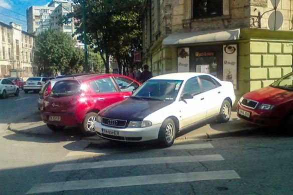 Nesimțiții traficului de pe la noi: Mi-am luat mașină cu tot cu trotuar și trecere de fraieri, sau se spune ”de pietoni”? FOTO