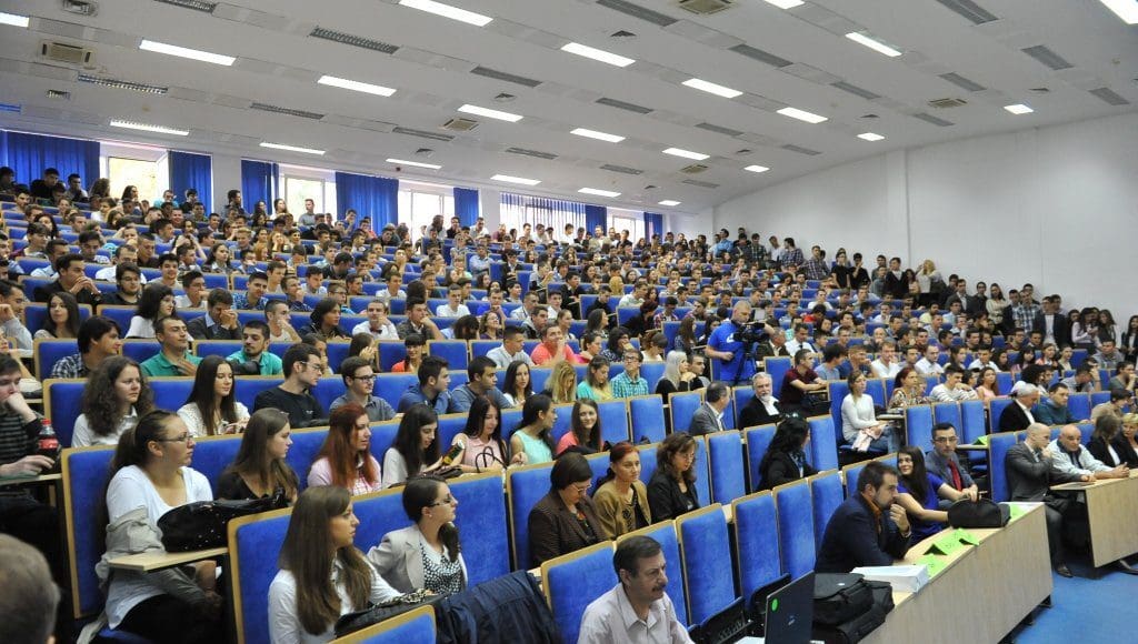 studenti-amfiteatru-universitatea-politehnica