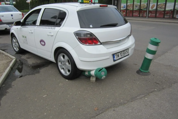 O taximetristă a parcat, pe ”nesimțite”, pe DITAMAI borna ADP-ului, la Timișoara FOTO