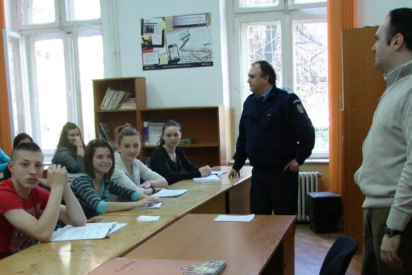 Jandarmii Grupării Mobile au de ”lucru” cu elevii unui liceu din Timişoara! Ce fac oamenii legii acolo