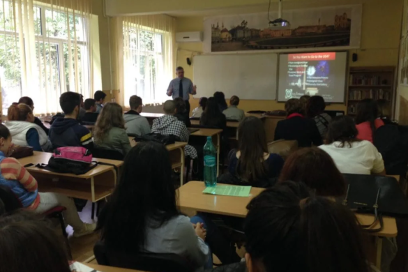 Vice-consulul Ambasadei S.U.A. la București, în mijlocul elevilor unui liceu din Timișoara FOTO