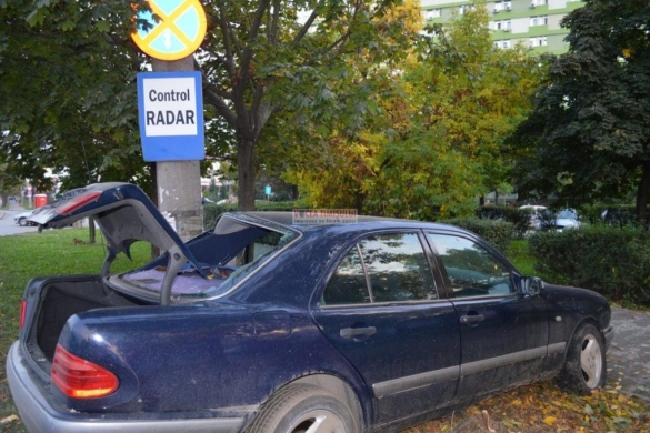 Un șofer a ”testat” rezistența unui Mercedes, la impactul cu un STÂLP, în fața Spitalului Județean din Timișoara FOTO