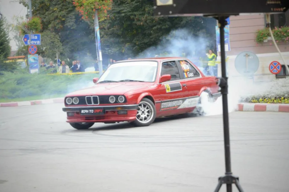 Distracţia ilegală, pe frig, îi va arde la buzunare! Opt tineri prinşi de la Poliţia Locală făcând drifturi