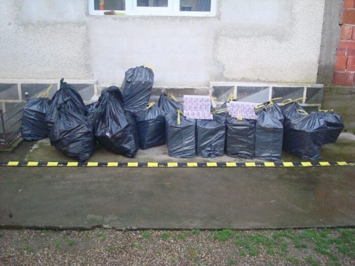 7.000 de pachete cu țigări de contrabandă descoperite de polițiști, acasă la doi bărbați din Lugoj FOTO