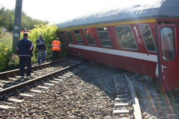 Trenul deraiat la Herculane scoate la iveală ”omenia” celor ce-ar trebui să AJUTE. Povestea ȘOCANTĂ a unei artiste din Timișoara, aflată în tren