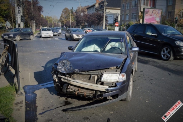 ACCIDENT pe strada CLUJ! Două mașini s-au ciocnit VIOLENT, după ce unul dintre șoferi n-a respectat culoarea semaforului FOTO/VIDEO