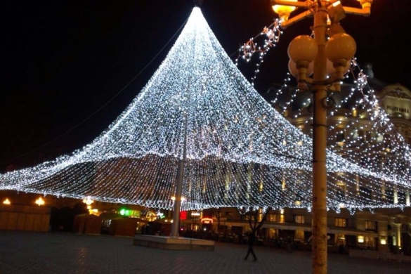 Timișoara ca-n POVEȘTI! Brad natural și o super-cupolă de lumină la inaugurarea Târgului de Crăciun, de 1 Decembrie