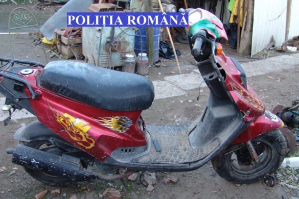 Mii de PETARDE și un scuter furat, descoperite de polițiștii din Timiș care căutau un HOȚ de butelii cu gaz!