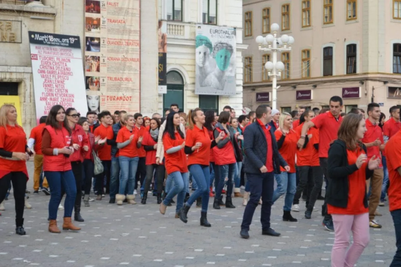 PĂZEA! J’ de mii de ”roșii” s-au rostogolit în Piața Victoriei din Timișoara, mai ceva ca la Festivalul din Spania FOTO, da’ și VIDEO