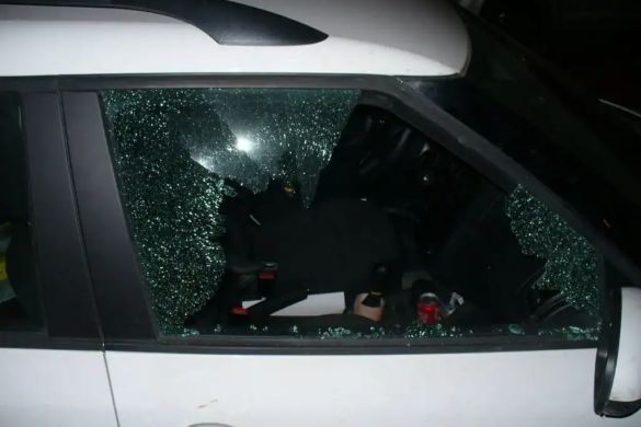 A spart geamul unei mașini și fura în voie! Polițiștii din Timișoara l-au prins în flagrant FOTO