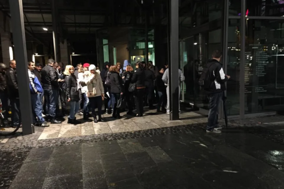 3.000 de români, la coada de la Stuttgart (Germania). Vezi povestea votului a doi timișoreni, care nu au dormit de grijă FOTO/VIDEO