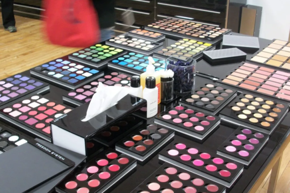 A FURAT pentru a se face „mai frumoasă”! Ce a pățit o tânără după ce și-a băgat produse cosmetice pe sub haine, la Timișoara