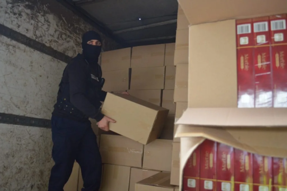 Zeci de mii de pachete cu țigări și bani proveniți din contrabandă. Toate au fost confiscate de polițiști, în Timiș și Caraș-Severin VIDEO