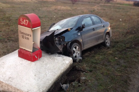ACCIDENT lângă Remetea Mare. A izbit violent borna kilometrică de lângă șosea FOTO